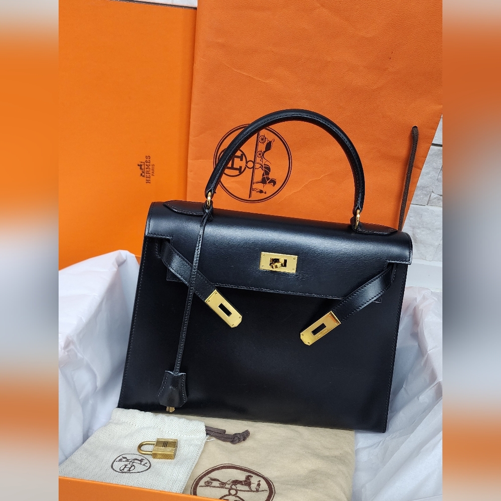Hermès Kelly 28 in Black Box Leather with Gold Hardware - Picture 3 of 17